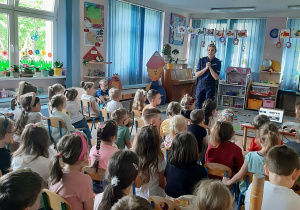 Dzieci słuchają prelekcji Pani Policjant.